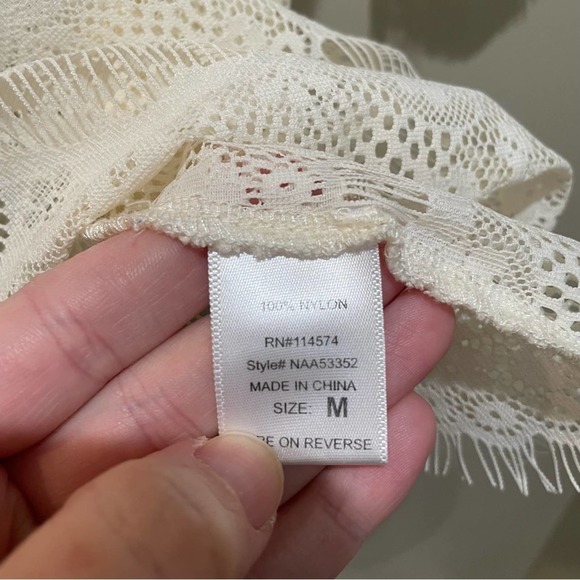 Bellatrix Beige Scalloped Lace Top Off White Size Medium - Picture 7 of 7